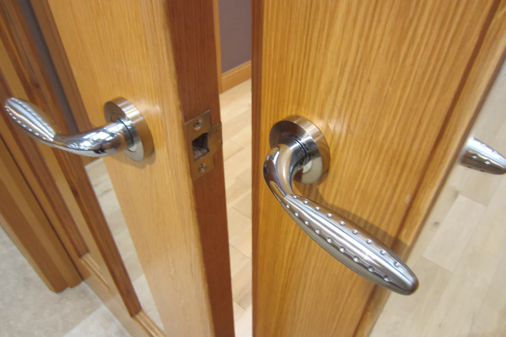 Solid White Oak Double Door J-Strip - Image 4